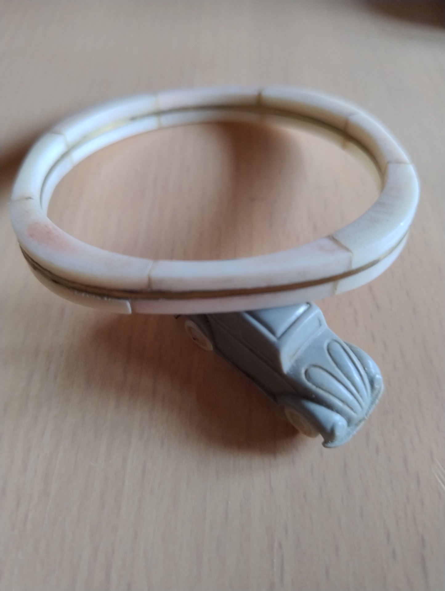 Antikt armbånd sammensat af 16 stk knogler og gylden metal ring