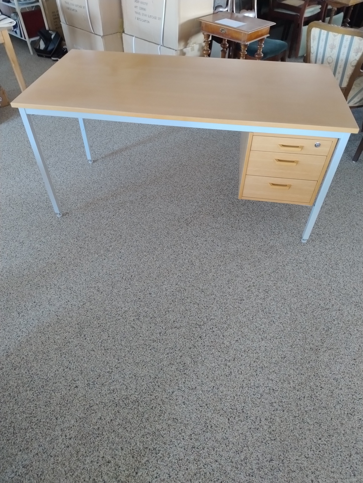 Skrivebord med s skuffer. 600kr