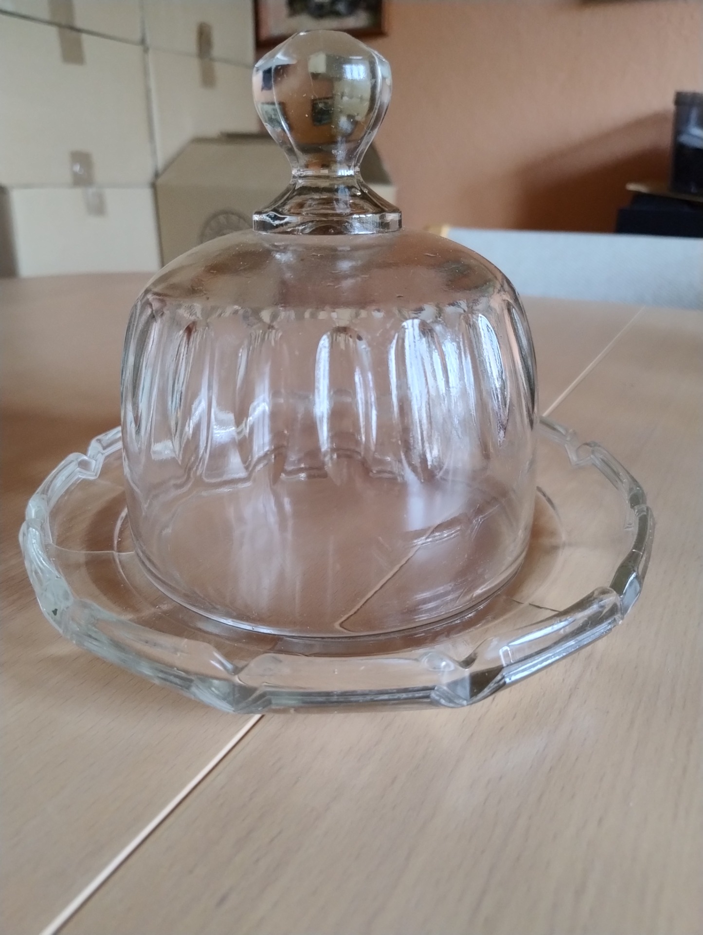 Osteklokke med glasfad