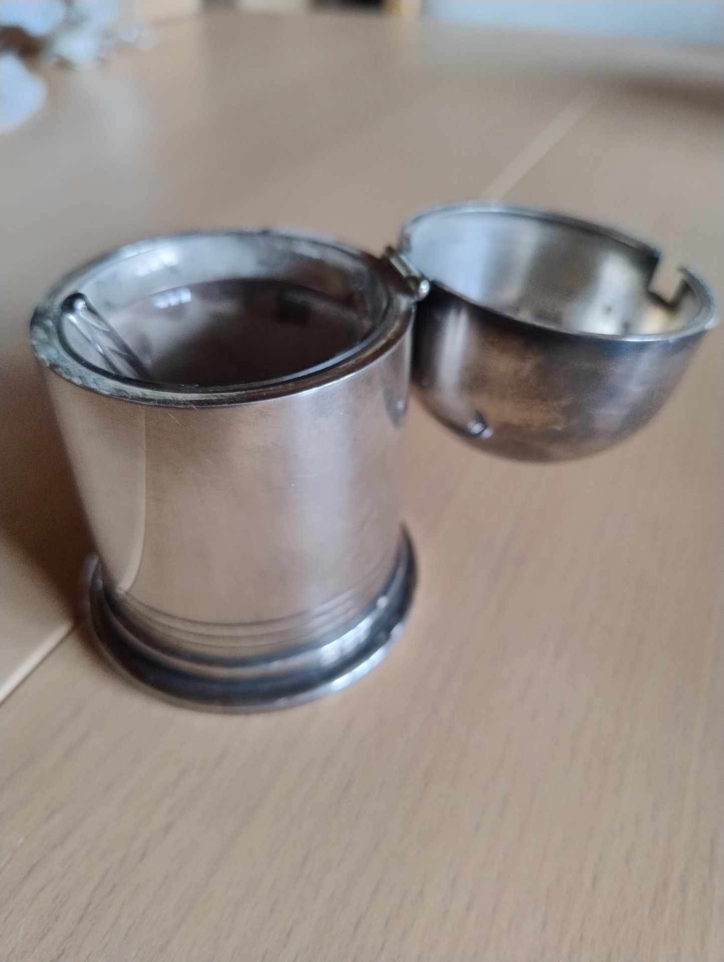 Antik sølv sennepskrukke med ske og glasindsats. 10cm høj x 65mm Ø