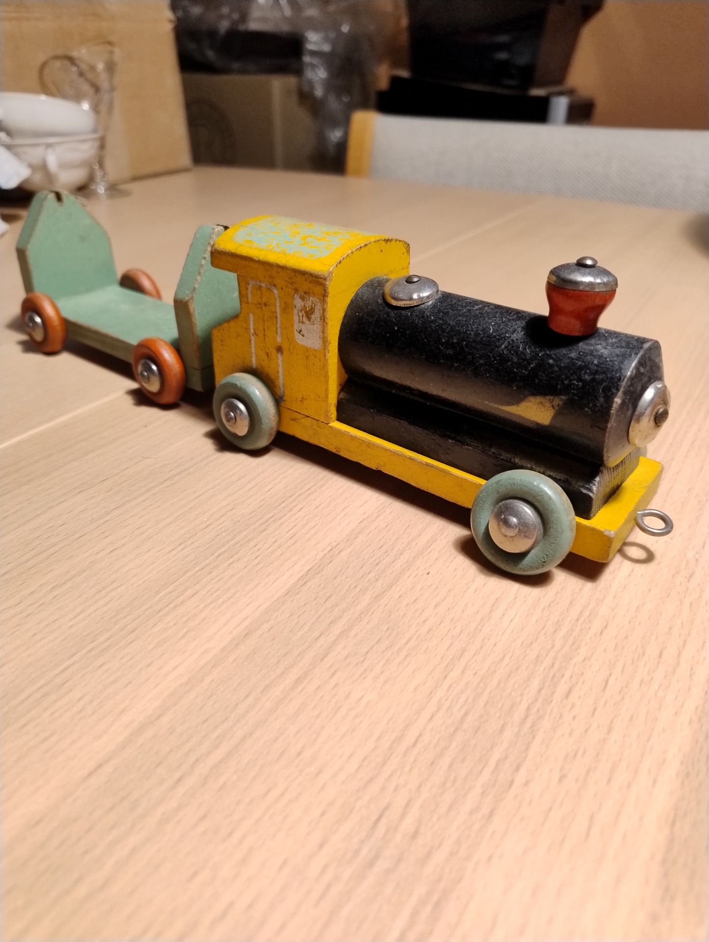 Lego tog samt togvogn i træ.
Højde ca 8cm.
Længde tog ca 16cm.
Længde togvogn ca 14cm.
Pris ialt 50,00kr.