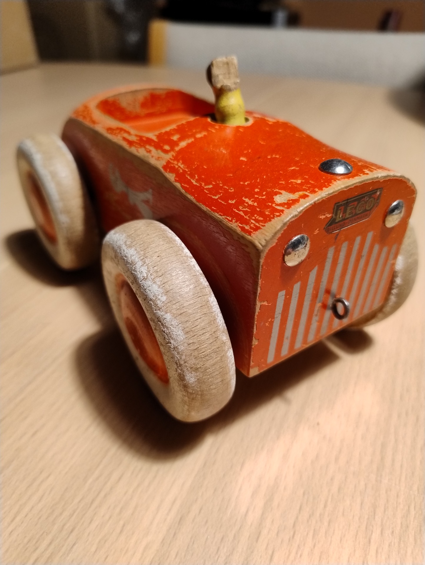 Lego træ legetøj. Bil der skralder når den kører
